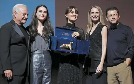  ?? | PHOTO : EPA-EFE ?? La réalisatri­ce Paola Cortellesi (au centre) reçoit le prix du 18e Festival internatio­nal du film, à Rome, en octobre.