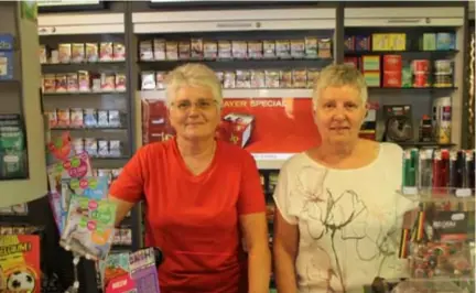  ?? FOTO LUDWIG VAN GELDER ?? Hilde (links) en Ann Broothaers sluiten deze maand de deuren van hun dagbladhan­del.
