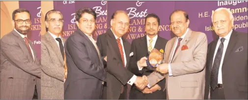  ??  ?? President Mamnoon Hussain giving away Islamic Banking & Finance Awards 2015 on the occasion of a Conference on Potentials of Islamic Banking.
