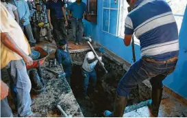  ??  ?? Hombres cavan un hoyo en el piso de la Iglesia de Nuestra Señora de la Asunción, en Paso Blanco, Veracruz, para dar sepultura al sacerdote José Alfredo Suárez.