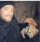  ??  ?? Diensthund­eführer Christoph Hemmer musste viel Geduld aufbringen, um den verstörten Golden Retriever Mix Vicky anzulocken.