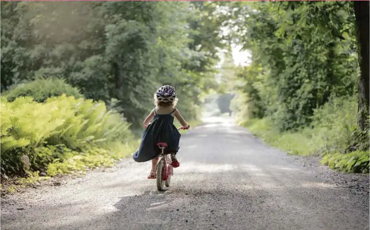  ??  ?? Children who grow up near green spaces had fewer respirator­y problems, such as asthma and wheezing, in adulthood.