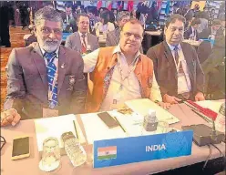  ?? HT FILE PHOTO ?? ■
IOA’s treasurer Anandeshwa­r Pandey (left), Narinder Batra (centre) and Rajeev Mehta (right) now decided to end the ‘infighting’.