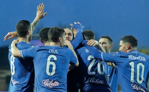  ??  ?? L’esultanza dell’Empoli dove continua a volare la coppia del gol: Francesco Caputo (31 anni) salito a 21 gol, e Alfredo Donnarumma (28 anni) arrivato a 16 centri in campionato