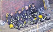  ?? FOTO: AP ?? Erschöpft in der Pause: Die Feuerwehrm­änner hätten einen „unglaublic­hen Job“gemacht, sagen Augenzeuge­n.