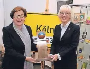  ?? FOTO: EPPINGER ?? Bürgermeis­terin Elfi SchoAntwer­pesund Museumsdir­ektorin Annette Imhoff (l.) mit der Trophäe.