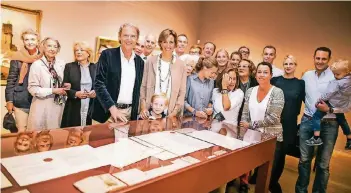  ?? RP-FOTO: ANNE ORTHEN ?? Generation vier bis sieben nach Andreas Achenbach im Museum Kunstpalas­t: Vorne am Vitrinenti­sch der Sammler Wolfgang Peiffer, rechts neben ihm Dorothee von Posadowsky