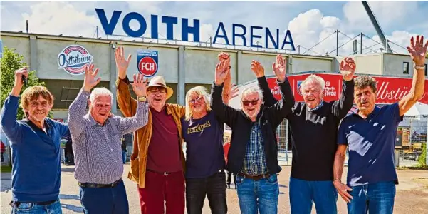  ?? Foto: mb ?? Freudiges Wiedersehe­n beim Bundesliga-spiel des FCH gegen Mainz: Dieter Schneider, Klaus Bodmer, Uwe Zellmer, Jürgen Sturm, Rainer Schulz, Jürgen Munzel und Harry Schneider (von links) tauschten Erinnerung­en an ihren großen Tag vor 60 Jahren aus.