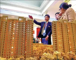  ?? SHEN JINGWEI / FOR CHINA DAILY ?? A salesman introduces properties at an industry expo in Shanghai.