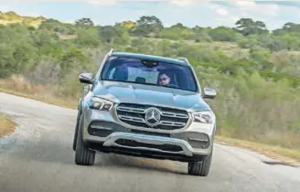  ??  ?? El frontal del Mercedes GLE es tan imponente como el resto del coche.