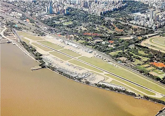  ??  ?? Apretado. La terminal aérea porteña nació en 1947 en un terreno chico. Ahora, cada ampliación reclama más tierra ganada al río.