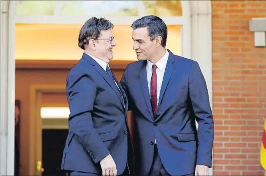  ?? J.J. GUILLÉN / EFE ?? El presidente de la Generalita­t valenciana, Ximo Puig, fue recibido ayer por Pedro Sánchez en la puerta de la Moncloa antes de su reunión