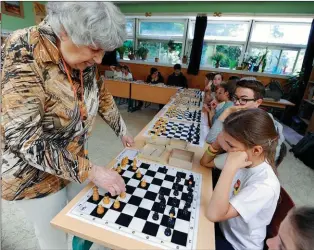  ??  ?? POBLACIÓN CRECIENTE. Las personas de más de 60 años son el segmento que más aumentó en las últimas décadas, de allí la cantidad de estudios sobre longevidad.