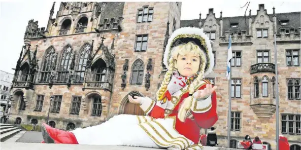  ?? FOTO: BECKERBRED­EL ?? Am Rosenmonta­g saß Gardemädch­en Mara Sofie Herrmann (8) einsam vor dem Saarbrücke­r Rathaus. Der Umzug in Burbach fiel aus, auch in der Stadt war von Karneval nichts zu spüren.