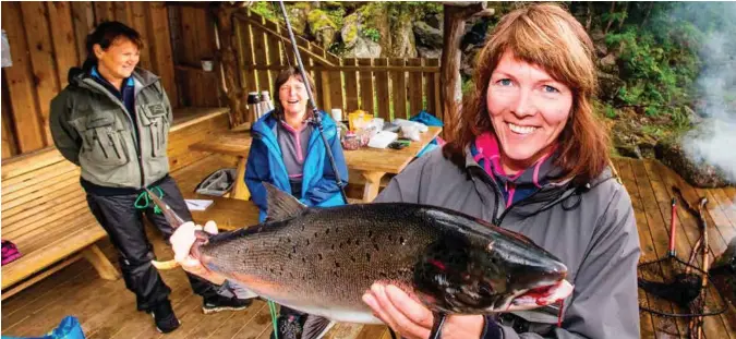  ?? Foto: Jarle r. Martinsen ?? Åse Heddeland er ikke så rent lite stolt etter å ha tatt denne ruggen på 6,2 kilo i Mandalselv­a i går. Bak: Venninnene Anne Britt Vigemyr og Jorunn Eikså Hauge.