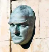  ??  ?? Fondateur de la Turquie moderne, Mustafa Kemal « Atatürk » (18811938) figure sur de nombreuses représenta­tions publiques ; ici, on le voit à Circa, en Anatolie, dans les années 1930.