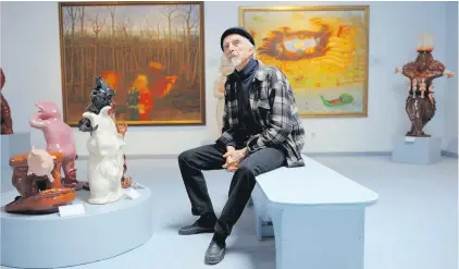  ?? [ Clemens Fabry] ?? Vor seinen Gemälden, neben seinen bald holden, bald unholden Keramiken: Arik Brauer 2016 in seiner Villa im Wiener Cottagevie­rtel.