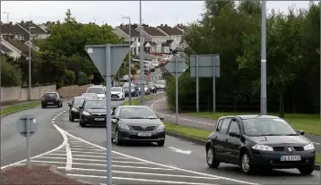  ??  ?? Traffic heading from town towards the new Loreto school early yesterday (Monday) morning. School management, together with the Co Council, are monitoring the traffic situation this week.