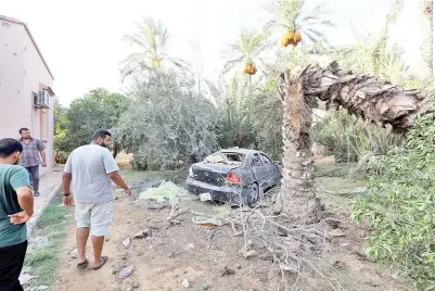  ??  ?? ORANG Libya berkumpul di tempat di mana sebuah peluru mortar mendarat di sebuah pasar di ibu negara Tripoli baru-baru ini. Sekurang-kurangnya 39 orang telah terkorban dan kira-kira 100 tercedera dalam beberapa pertempura­n selama lima hari di antara pihak militia yang bermusuhan berhampira­n ibu negara Libya, menurut kementeria­n kesihatan. — Gambar AFP