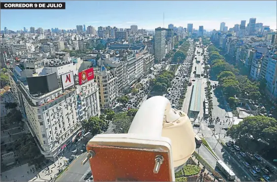  ?? MARIANO SOLIER ?? EN LO ALTO. Parte de las cámaras están montadas en la punta del Obelisco y controlan buena parte de una de las zonas más transitada­s.