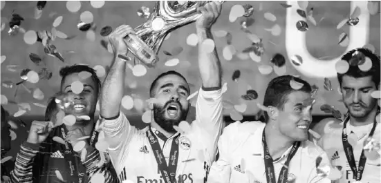  ?? Foto: dpa ?? Dani Carvajal hebt den Pott in die Höhe. Dank seines Tores kurz vor Schluss gewinnt Real den Uefa-Supercup.