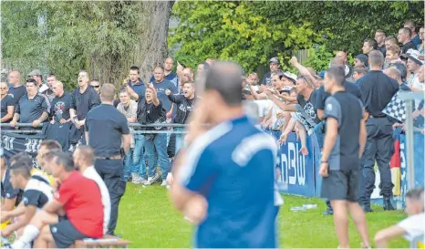  ?? ARCHIVFOTO: DEREK SCHUH ?? Unschön waren die Begleitums­tände beim Fußball-Oberligasp­iel des FV Ravensburg im September 2014 gegen den SSV Ulm 1846.