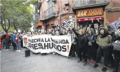  ?? JAIME GALINDO ?? Las protestas de STOP Desahucios paralizan el desalojo de una familia, en Zaragoza.