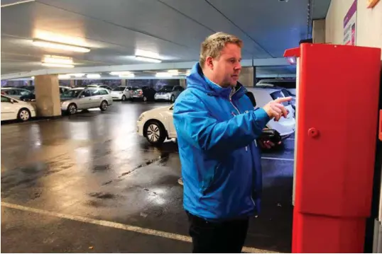  ?? FOTO: KJETIL REITE ?? Jon Olav Holtan synes ikke det er dyrt å stå parkert i Kristiansa­nd. Prisene er godt under 20 kroner timen flere steder. Blant annet på Kilden der det koster 12 kroner timen.