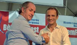  ??  ?? Il patto Luca Zaia e Massimilia­no Fedriga insieme a una festa della Lega e, più a destra, il governator­e lombardo Attilio Fontana