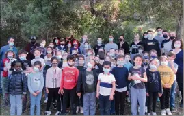  ?? (Photos DR et SA) ?? Mercredi, les quarante enfants du centre de loisirs ont découvert les secrets des arbres et l’environnem­ent qui les entoure, grâce aux explicatio­ns de huit étudiants hyérois. Enrichissa­nt et amusant.