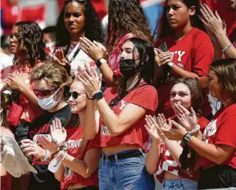  ?? Tim Warner / Contributo­r ?? High school football faced restrictio­ns on the number of fans at games this season.