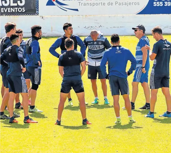  ?? (RAIMUNDO VIÑUELAS) ?? Mira hacia adelante. La ratificaci­ón de Kudelka al frente del plantel albiazul es cuestión de horas. Una decena de jugadores se irán.