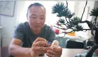 ??  ?? Zhao Riwen, traditiona­l artist in Weifang, makes a dough figurine.