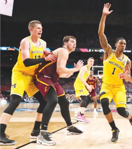  ?? TOM PENNINGTON/ GETTY IMAGES ?? Loyola’s LucasWilli­amson takes the ball to the basket Saturday against Michigan’s Charles Matthews.