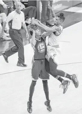  ?? Michael Macor / San Francisco Chroniclev ?? The Cavaliers’ Iman Shumpert, right, plays smothering defense on the Warriors’ Shaun Livingston during the third quarter.