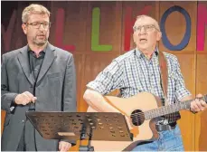  ?? FOTO: HELMUT VOITH ?? Zwei bekannte Erz-Komödiante­n präsentier­en sich in der Aula der Nonnenbach­schule in Kressbronn als vergnüglic­hes neues Duo: Ralph Kolars und Günther Bretzel (von links).