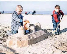  ?? FOTO: DITTRICH/DPA ?? Sandburgen zu bauen, macht Spaß.