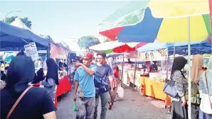  ??  ?? ORANG ramai yang singgah membeli juadah berbuka puasa di bazar Ramadan.