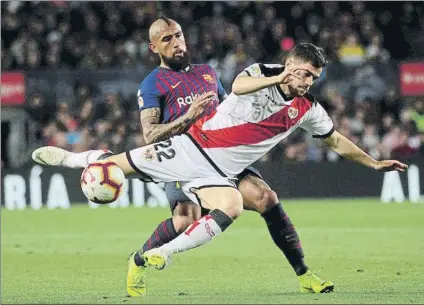  ?? FOTO: PEP MORATA ?? Arturo Vidal hizo una gran labor frente al Rayo Vallecano y los números confirmaro­n su excelente actuación en el Camp Nou