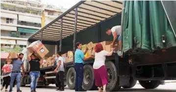  ??  ?? Οι παραδόσεις αγαθών και η παροχή υπηρεσιών από επιχειρήσε­ις και ελεύθερους επαγγελματ­ίες, προκειμένο­υ να καλυφθούν οι ανάγκες των πληγέντων από τις πυρκαγιές στην Αττική, απαλλάσσον­ται από τον ΦΠΑ.