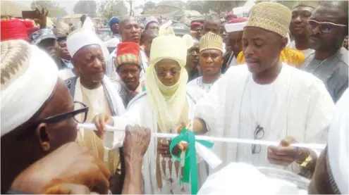  ?? Photo: Abubakar Sadiq Isah ?? The chairman of Kwali Area Council, Mr. Joseph Shazin commission­s a cattle market at Yangoji/Koroko village of the council last week. To his left are the Etsu of Kwali, Alhaji Shaban Audu Nizazo, and the chief of Pai, Alhaji Ibrahim Bala.