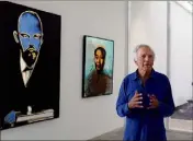  ??  ?? Édouard Carmignac devant Lénine et Mao, deux tableaux d’Andy Warhol présentés dans l’exposition inaugurale, habituelle­ment accrochés dans son bureau. (Photo Valérie Le Parc)