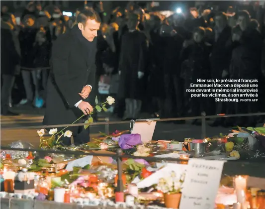  ?? PHOTO AFP ?? Hier soir, le président français Emmanuel Macron a déposé une rose devant le mémorial improvisé pour les victimes, à son arrivée à Strasbourg.