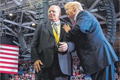  ?? FOTO: JIM WATSON/AFP ?? Rush Limbaugh (links) hatte Millionen Fans und genauso viele Feinde. Mit seinen Hasstirade­n gegen Frauen, Schwarze, Linke und die „Mainstream-Medien“ebnete er den Weg für Donald Trumps Aufstieg. Jetzt ist Limbaugh im Alter von 70 Jahren gestorben.