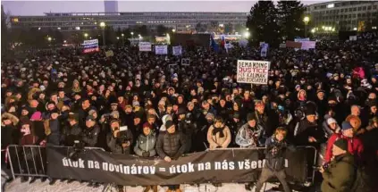  ?? AFP ?? Tausende Menschen gingen in Bratislava in einem friedliche­n Protestzug auf die Straße