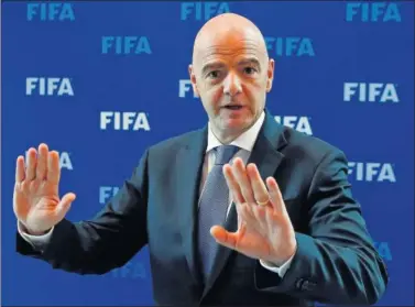  ??  ?? COMUNICADO OFICIAL. Infantino, presidente de la FIFA, se defendió de las acusacione­s.
