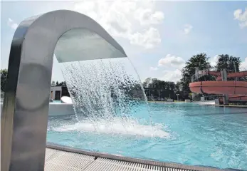  ?? FOTO: BARBARA BRAIG ?? Verführeri­sch glitzert das Wasser im Schwimmbec­ken des Parkbads. Ab Donnerstag kann man hier nach Herzenslus­t schwimmen, sich treiben lassen oder rutschen.