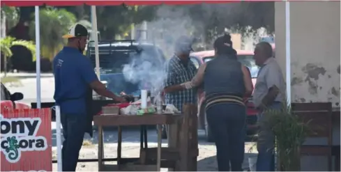  ?? Foto: VICENTE GUERRERO ?? u Comercios de comida informales o formales deberán apegarse a las nuevas indicacion­es.