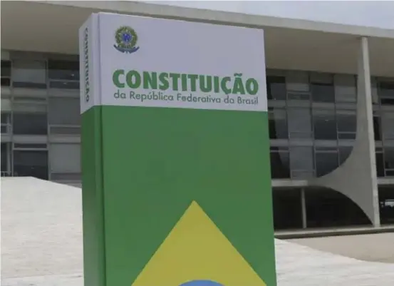  ?? © JOSÉ CRUZ/AGÊNCIA BRASIL ?? Sedes dos três poderes exibem representa­ção da Constituiç­ão Federal