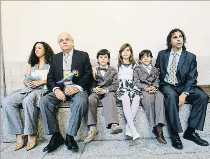  ?? EMILIA GUTIÉRREZ ?? Juan Marsé, rodeado de su familia en la entrega del premio Cervantes en Madrid, en el año 2009
